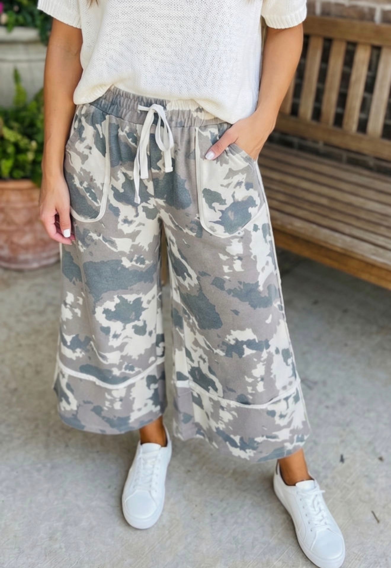Camo Raw Hem Loose Pants